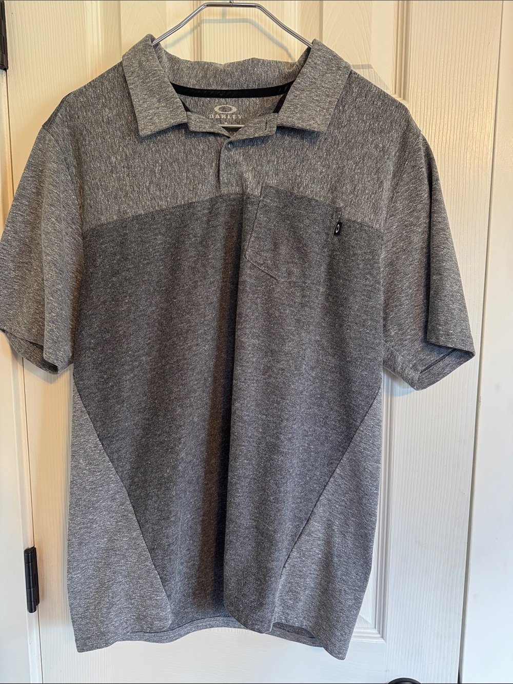Very nice sturdy weight men’s size Large Oakley brand polo shirt.
